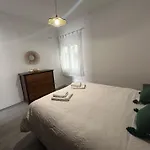 Alonso De Burgos En El Centro De *